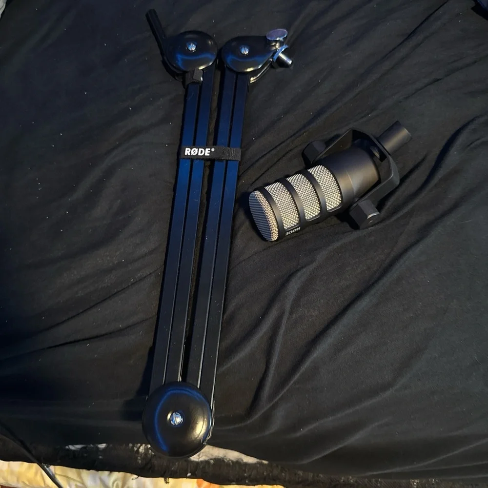 Black Rode podcast mic with stand